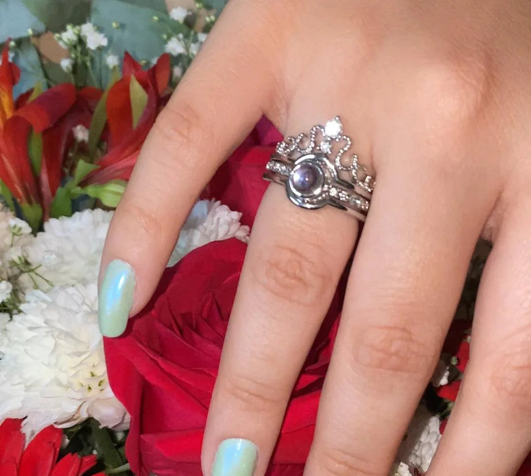 Anel com projeção EU TE AMO em 100 idiomas