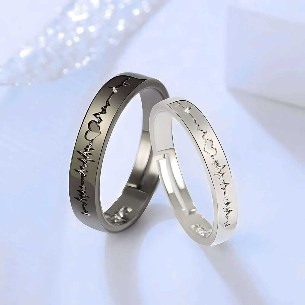 Anéis ajustáveis com batidas do coração gravadas, simbolizando amor e conexão. Design elegante, ideal para casais. Tamanho único e versátil.