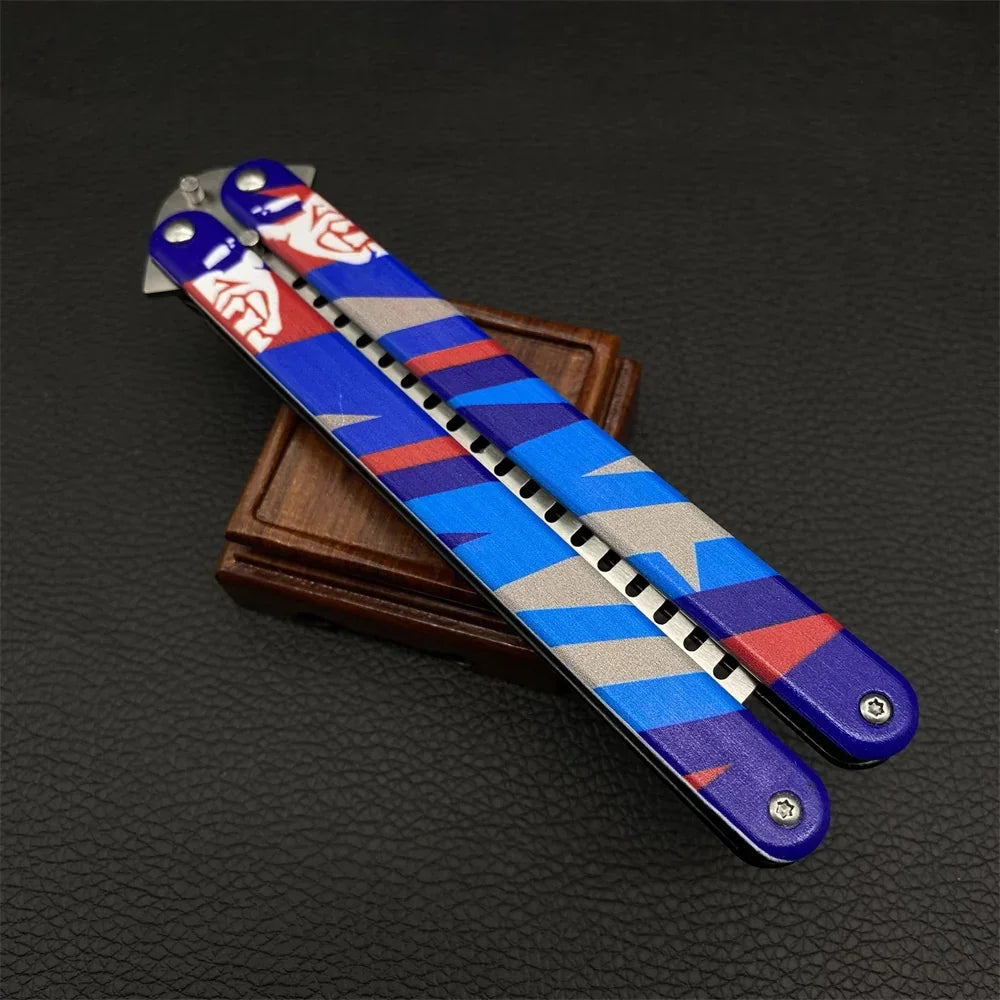 Faca Butterfly Yoru inspirada no Valorant, com 21cm em metal. Design detalhado e exclusivo, ideal para fãs e colecionadores do universo do jogo.