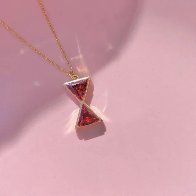 Colar Rainha em metal inox, folheado a ouro 14k ou prata com pedra zircônia. Design delicado, fecho seguro e alta durabilidade para destacar seu estilo.