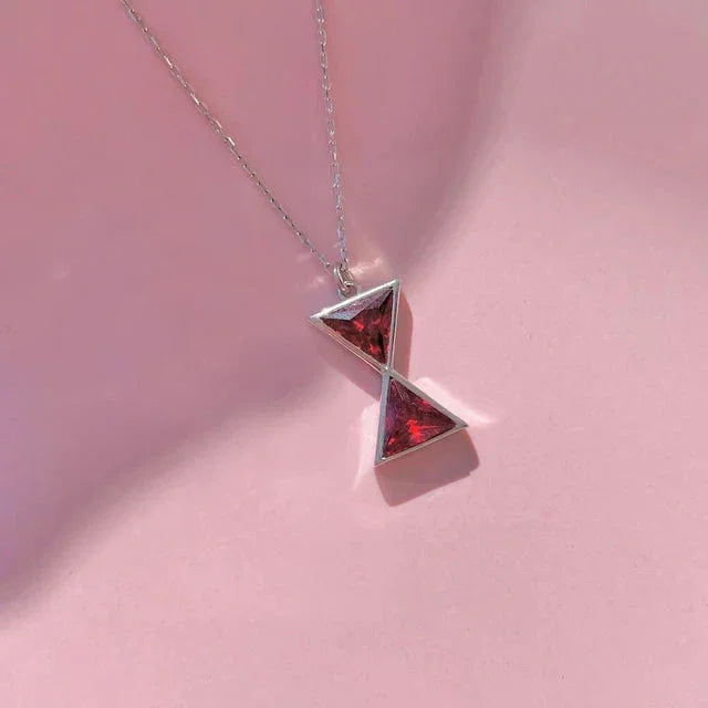 Colar Rainha em metal inox, folheado a ouro 14k ou prata com pedra zircônia. Design delicado, fecho seguro e alta durabilidade para destacar seu estilo.