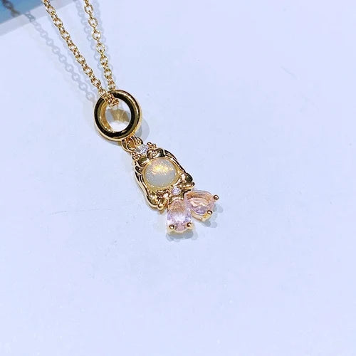 Joia inspirada nas princesas da Disney, com zircônia e banho em ouro 18k. Em aço inox, colar de 45 cm com pingente de 1,5 cm. Elegância e brilho únicos.