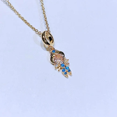 Joia inspirada nas princesas da Disney, com zircônia e banho em ouro 18k. Em aço inox, colar de 45 cm com pingente de 1,5 cm. Elegância e brilho únicos.