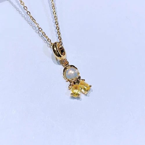 Joia inspirada nas princesas da Disney, com zircônia e banho em ouro 18k. Em aço inox, colar de 45 cm com pingente de 1,5 cm. Elegância e brilho únicos.