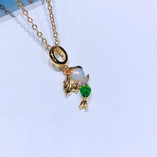 Joia inspirada nas princesas da Disney, com zircônia e banho em ouro 18k. Em aço inox, colar de 45 cm com pingente de 1,5 cm. Elegância e brilho únicos.