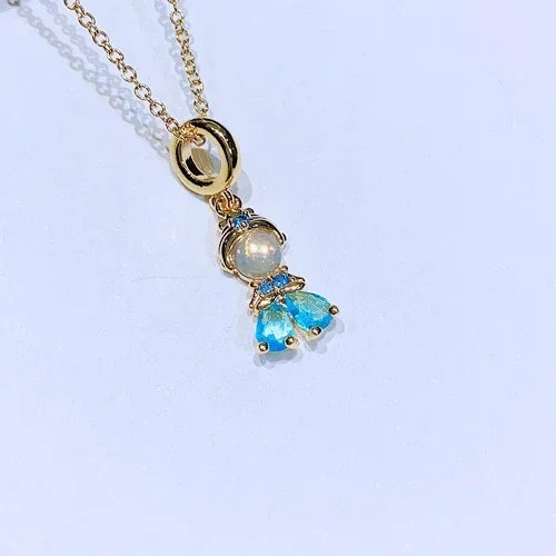 Joia inspirada nas princesas da Disney, com zircônia e banho em ouro 18k. Em aço inox, colar de 45 cm com pingente de 1,5 cm. Elegância e brilho únicos.