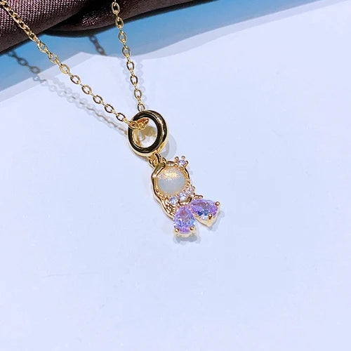 Joia inspirada nas princesas da Disney, com zircônia e banho em ouro 18k. Em aço inox, colar de 45 cm com pingente de 1,5 cm. Elegância e brilho únicos.