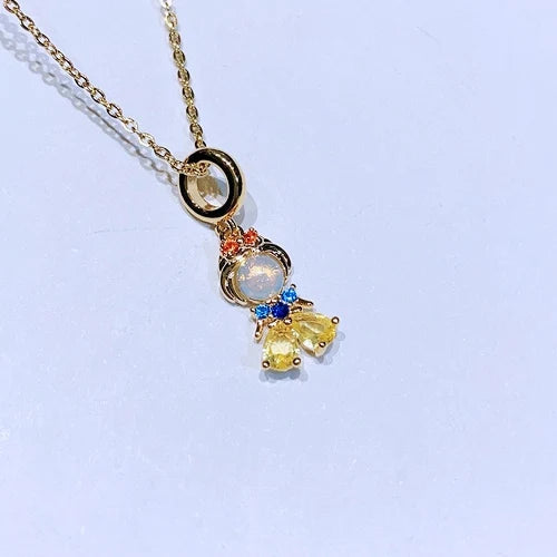 Joia inspirada nas princesas da Disney, com zircônia e banho em ouro 18k. Em aço inox, colar de 45 cm com pingente de 1,5 cm. Elegância e brilho únicos.