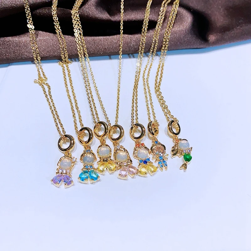 Joia inspirada nas princesas da Disney, com zircônia e banho em ouro 18k. Em aço inox, colar de 45 cm com pingente de 1,5 cm. Elegância e brilho únicos.