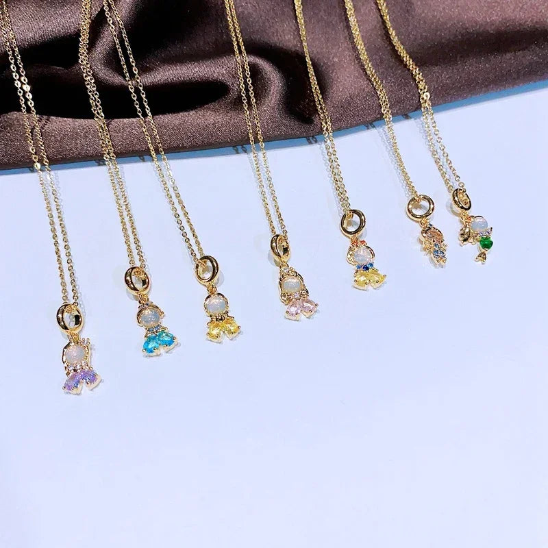 Joia inspirada nas princesas da Disney, com zircônia e banho em ouro 18k. Em aço inox, colar de 45 cm com pingente de 1,5 cm. Elegância e brilho únicos.