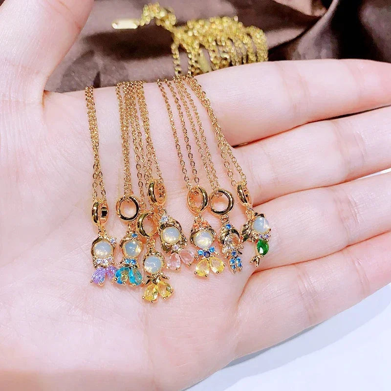 Joia inspirada nas princesas da Disney, com zircônia e banho em ouro 18k. Em aço inox, colar de 45 cm com pingente de 1,5 cm. Elegância e brilho únicos.