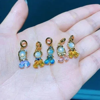 Joia inspirada nas princesas da Disney, com zircônia e banho em ouro 18k. Em aço inox, colar de 45 cm com pingente de 1,5 cm. Elegância e brilho únicos.