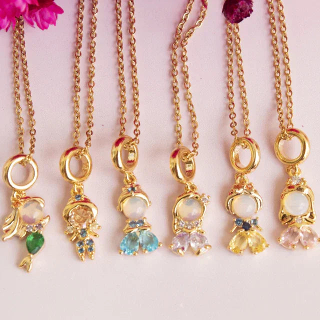 Joia inspirada nas princesas da Disney, com zircônia e banho em ouro 18k. Em aço inox, colar de 45 cm com pingente de 1,5 cm. Elegância e brilho únicos.