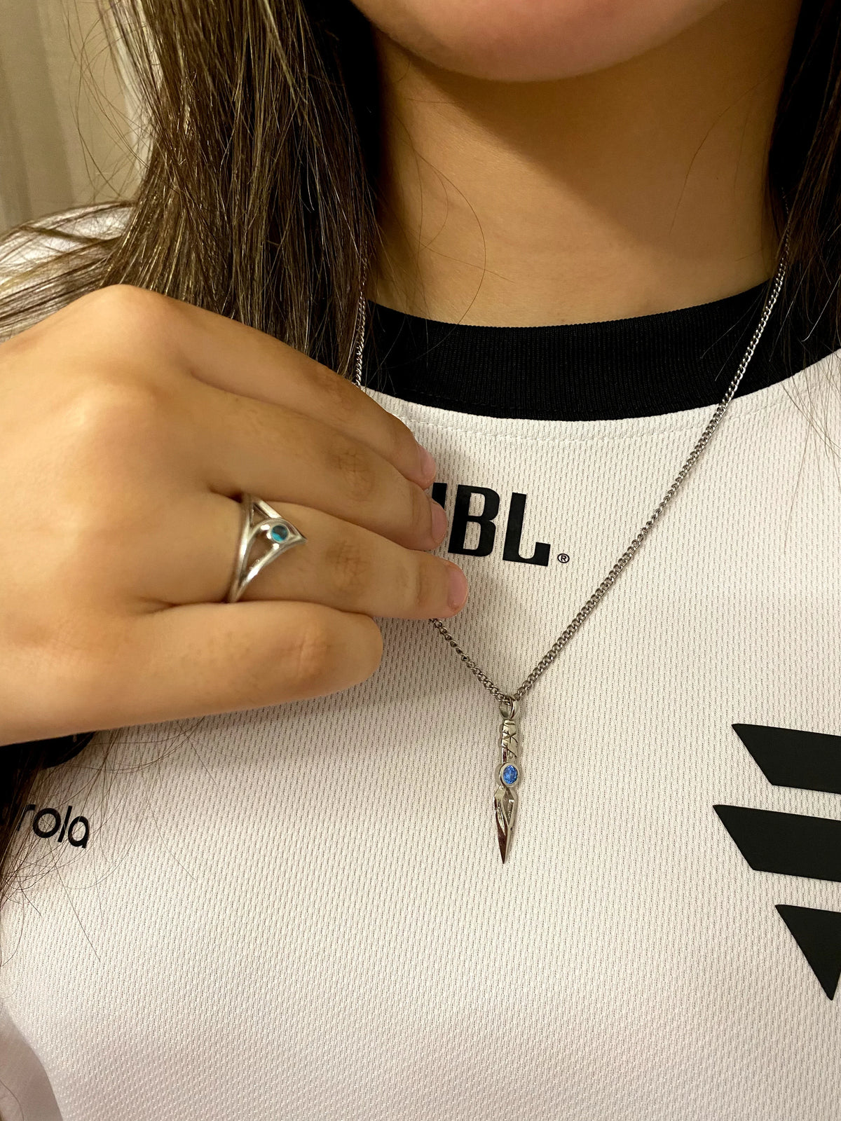 Anel ajustável com pedra azul ou verde. Ideal como presente especial ou símbolo de compromisso, combina elegância e significado em um só acessório.