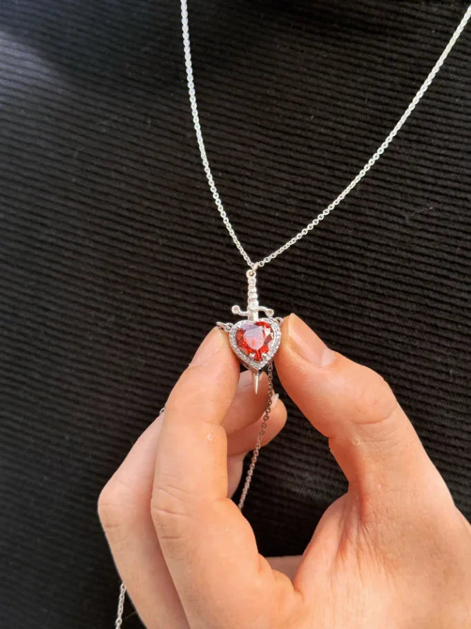 Colar Duplo de Casal ✨ Espada e coração simbolizam proteção e amor eterno. Em aço inoxidável e zircônia, é o presente perfeito para celebrar a união!