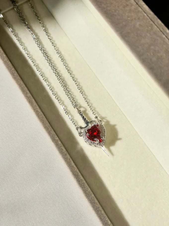 Colar Duplo de Casal ✨ Espada e coração simbolizam proteção e amor eterno. Em aço inoxidável e zircônia, é o presente perfeito para celebrar a união!