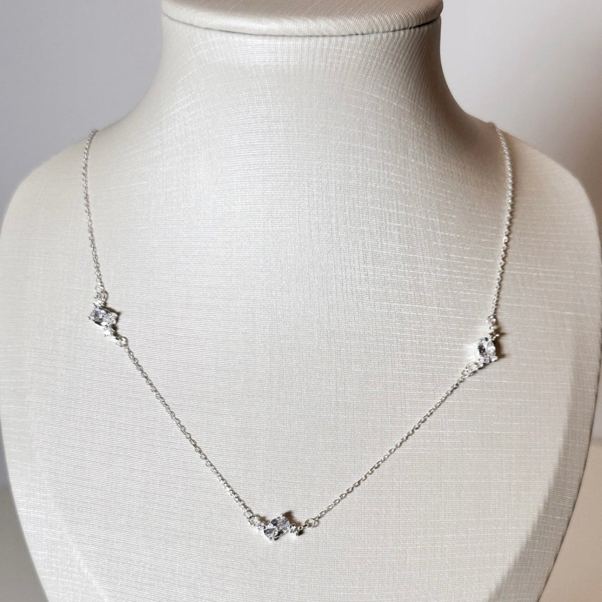 Colar Feminino em Prata 925 com 3 Zircônias Delicadas