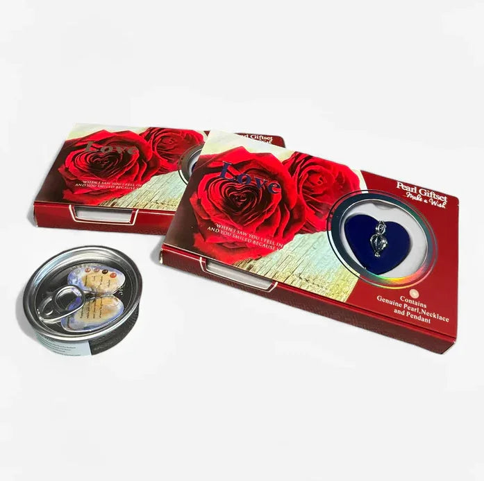 Abra uma ostra genuína e descubra uma pérola única com significado especial. Kit com pérola, colar e pingente. Surpresa, emoção e presente perfeito!