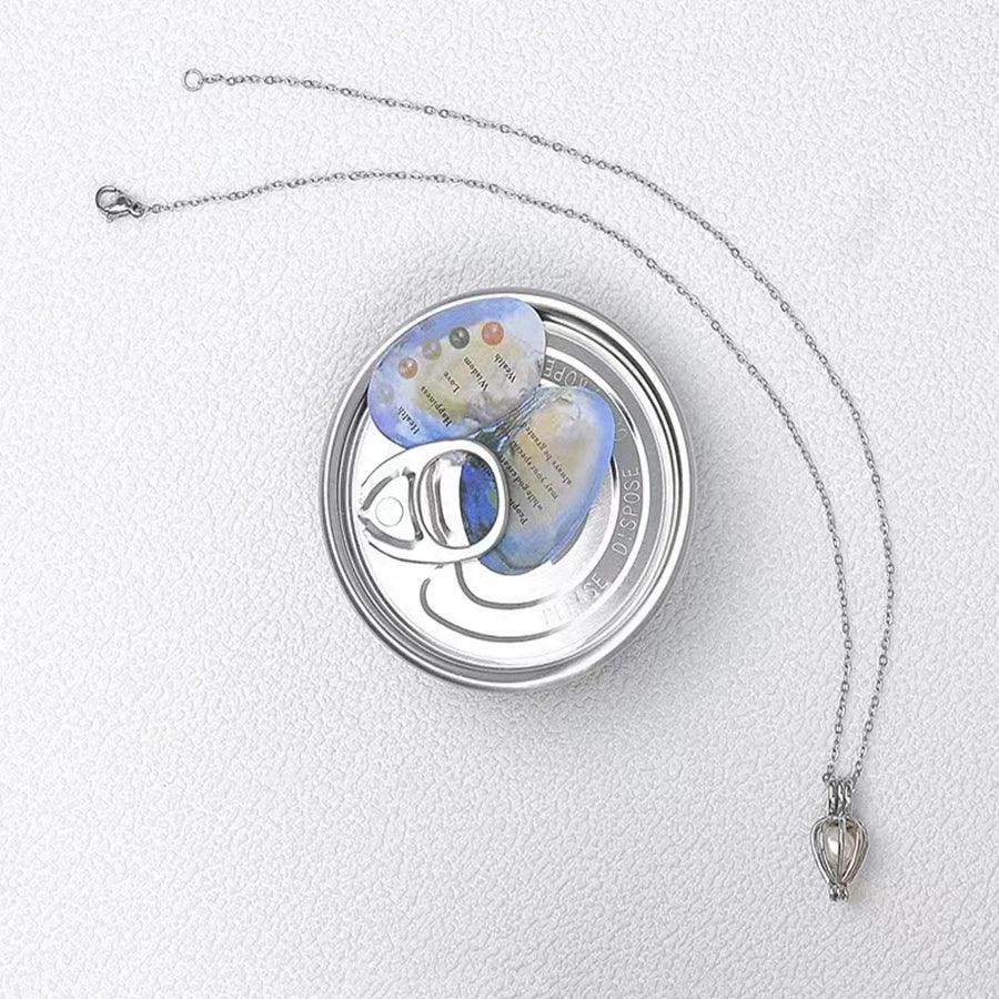 Abra uma ostra genuína e descubra uma pérola única com significado especial. Kit com pérola, colar e pingente. Surpresa, emoção e presente perfeito!