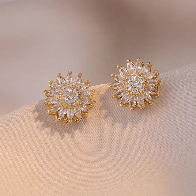 Kit Girassol banhado a ouro 18k com zircônia branca. Design exclusivo, brilho intenso e elegância para ocasiões especiais ou uso diário.