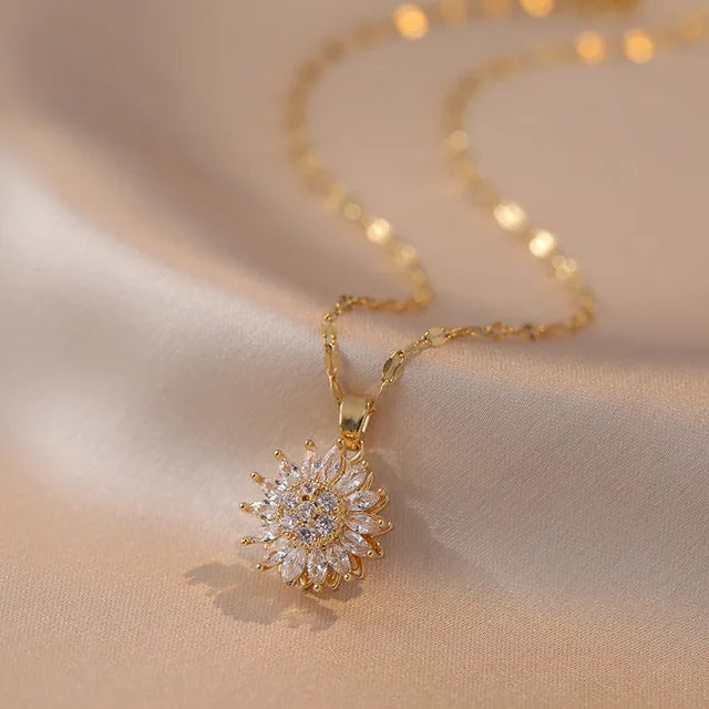 Kit Girassol banhado a ouro 18k com zircônia branca. Design exclusivo, brilho intenso e elegância para ocasiões especiais ou uso diário.