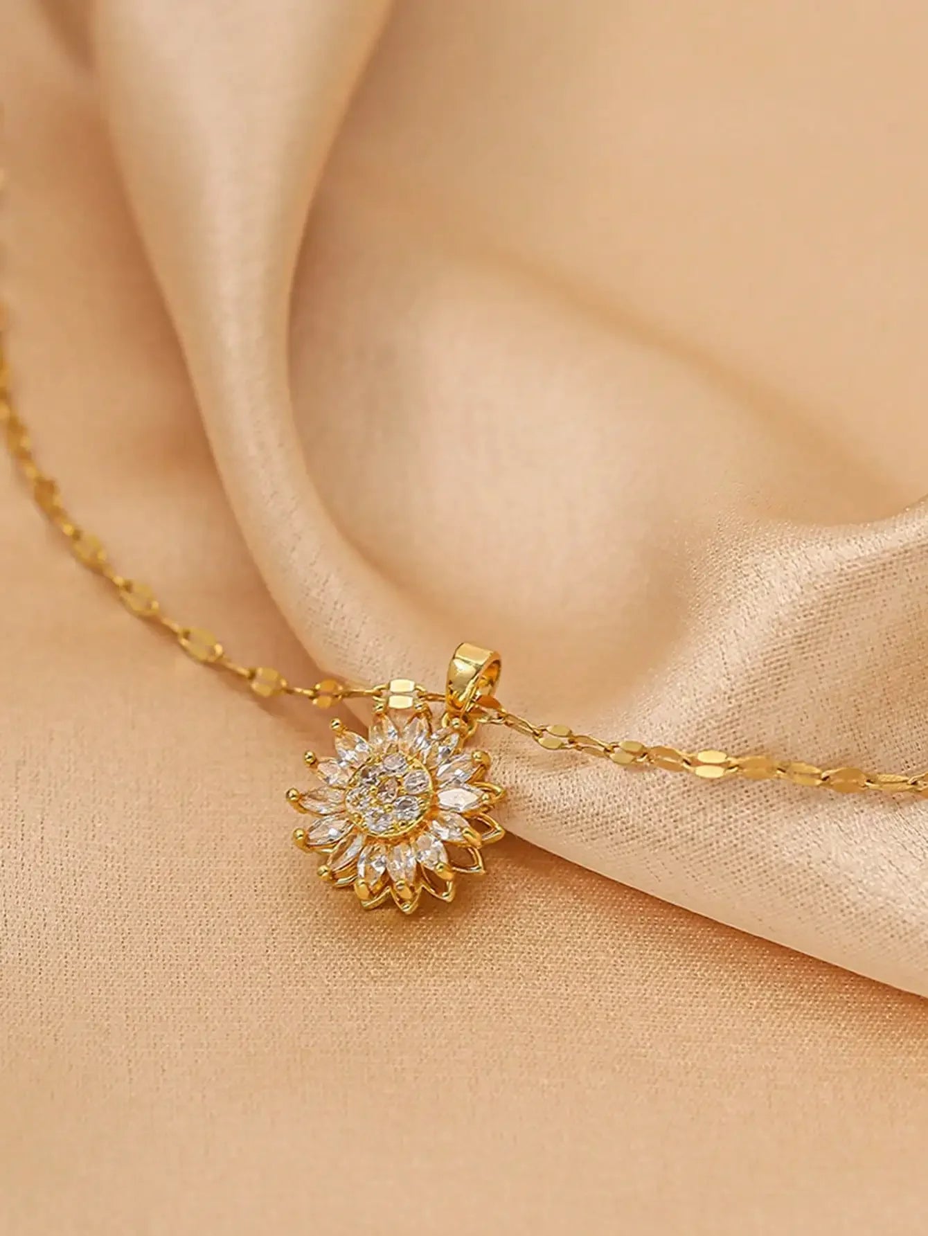 Kit Girassol banhado a ouro 18k com zircônia branca. Design exclusivo, brilho intenso e elegância para ocasiões especiais ou uso diário.