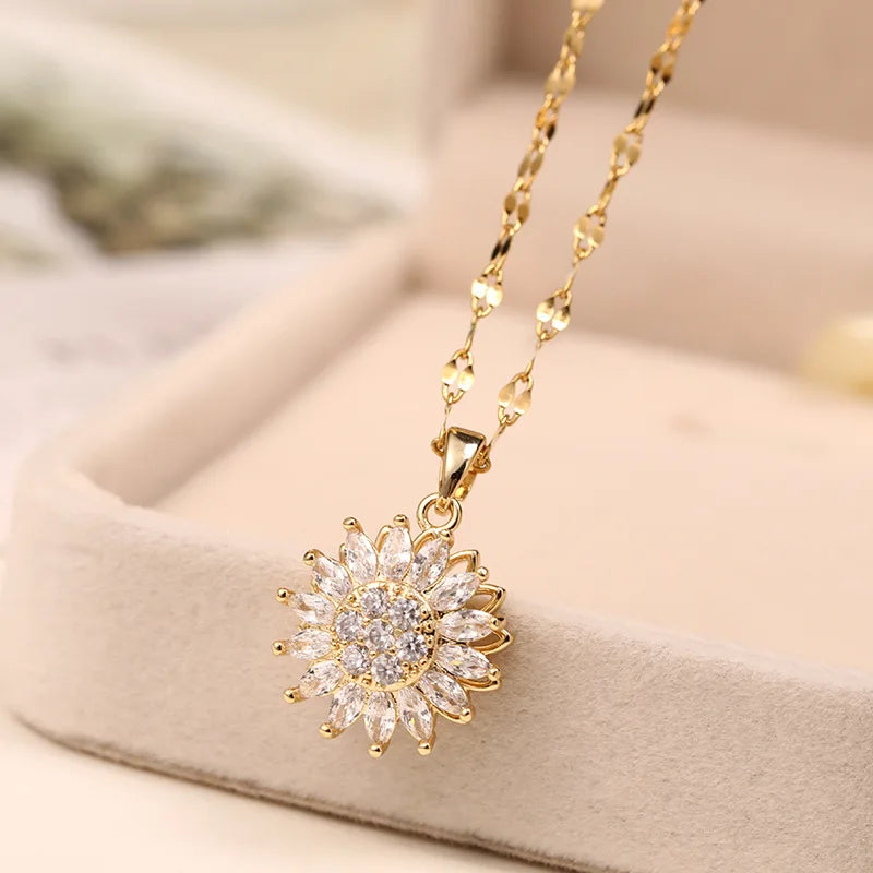 Kit Girassol banhado a ouro 18k com zircônia branca. Design exclusivo, brilho intenso e elegância para ocasiões especiais ou uso diário.