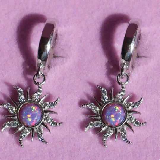 Descubra o Kit Rapunzel, uma joia artesanal de prata adornada com uma deslumbrante opala, Esta peça exclusiva é a melhor escolha para presentear quem você ama.