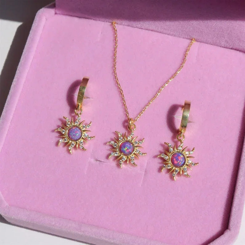 Descubra o Kit Rapunzel, uma joia artesanal de prata adornada com uma deslumbrante opala, Esta peça exclusiva é a melhor escolha para presentear quem você ama.