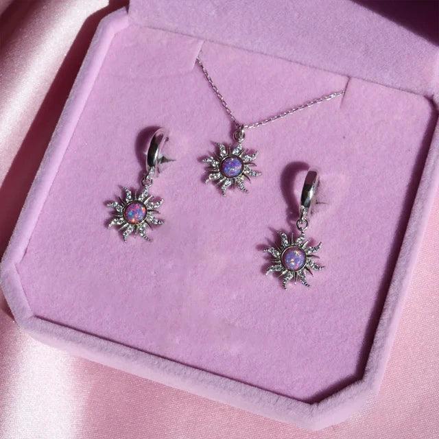 Descubra o Kit Rapunzel, uma joia artesanal de prata adornada com uma deslumbrante opala, Esta peça exclusiva é a melhor escolha para presentear quem você ama.