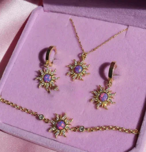 Descubra o Kit Rapunzel, uma joia artesanal de prata adornada com uma deslumbrante opala, Esta peça exclusiva é a melhor escolha para presentear quem você ama.