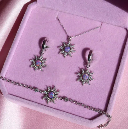 Descubra o Kit Rapunzel, uma joia artesanal de prata adornada com uma deslumbrante opala, Esta peça exclusiva é a melhor escolha para presentear quem você ama.