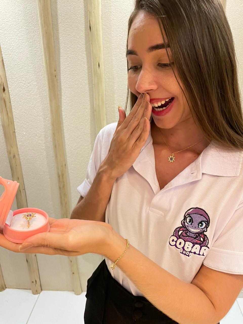 Descubra o Kit Rapunzel, uma joia artesanal de prata adornada com uma deslumbrante opala, Esta peça exclusiva é a melhor escolha para presentear quem você ama.