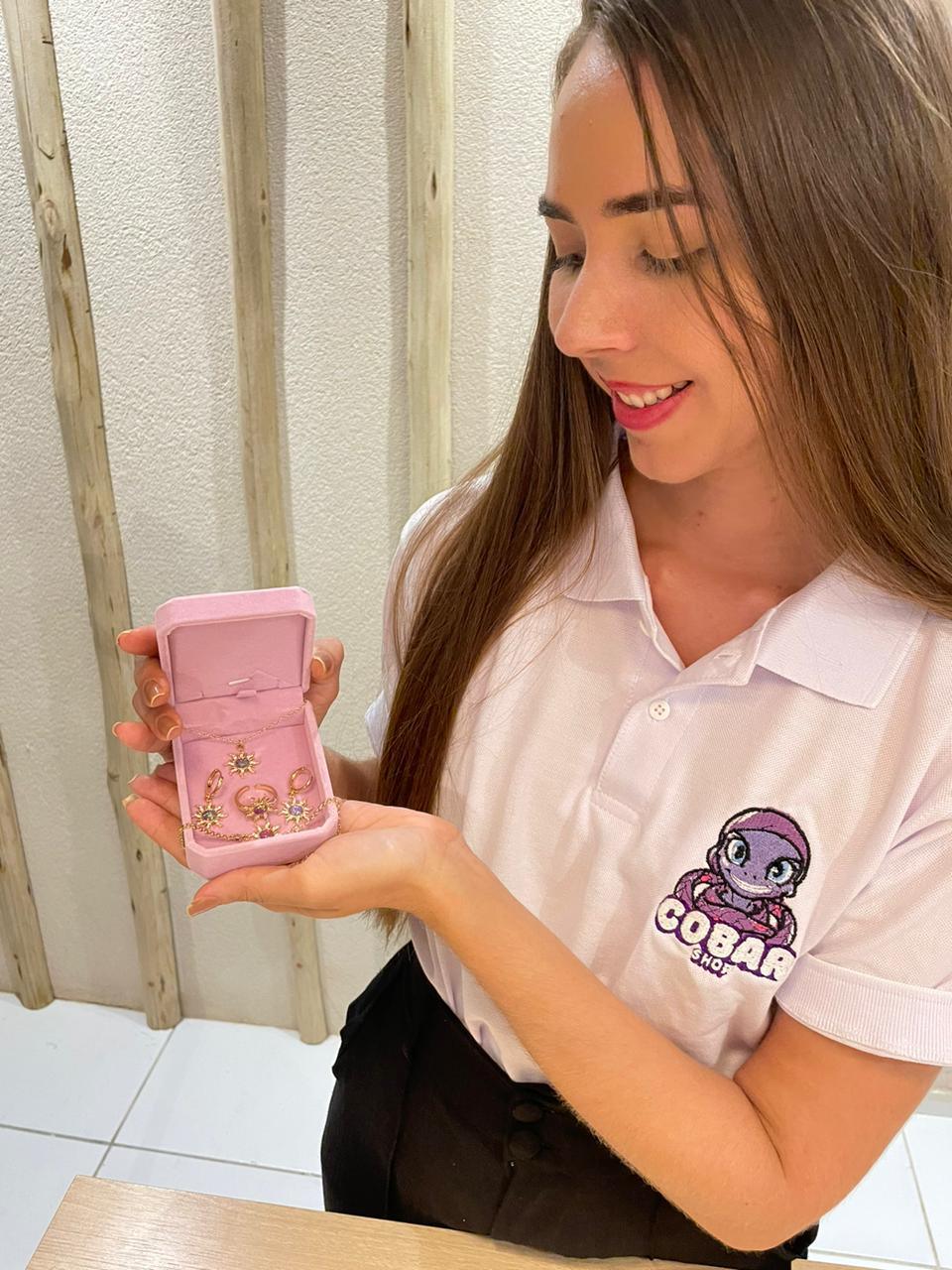 Descubra o Kit Rapunzel, uma joia artesanal de prata adornada com uma deslumbrante opala, Esta peça exclusiva é a melhor escolha para presentear quem você ama.