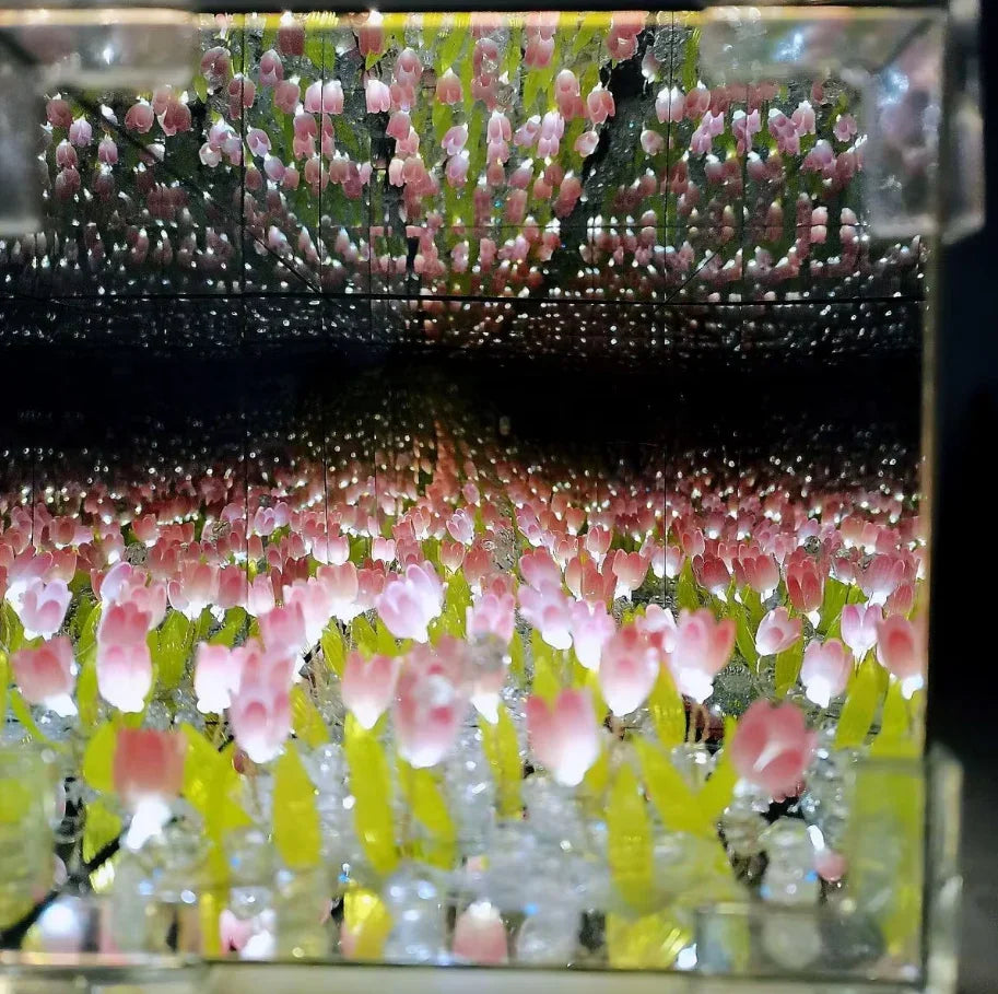 Luminária Jardim de Tulipas com design exclusivo, luz suave e montagem interativa. Decoração elegante, durável e perfeita para presentear com estilo.