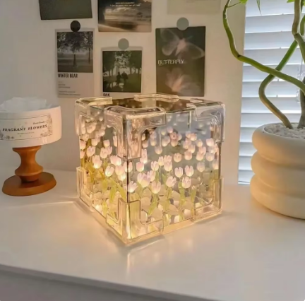 Luminária Jardim de Tulipas com design exclusivo, luz suave e montagem interativa. Decoração elegante, durável e perfeita para presentear com estilo.