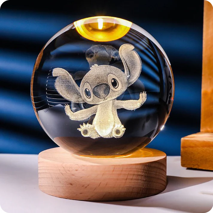 Luminária esférica de cristal com base de madeira e LED. Gravação a laser, luz suave e aconchegante para decorar, relaxar e iluminar com estilo.