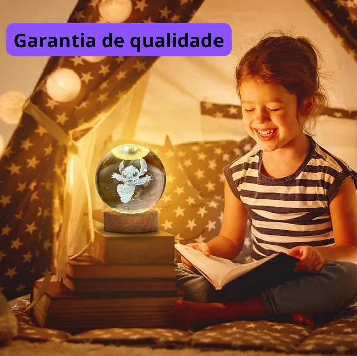 Luminária esférica de cristal com base de madeira e LED. Gravação a laser, luz suave e aconchegante para decorar, relaxar e iluminar com estilo.