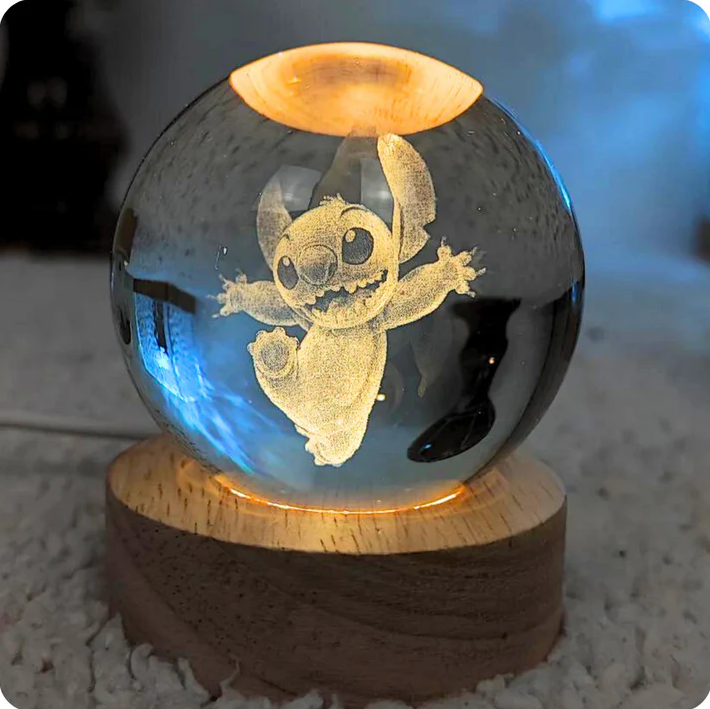 Luminária esférica de cristal com base de madeira e LED. Gravação a laser, luz suave e aconchegante para decorar, relaxar e iluminar com estilo.