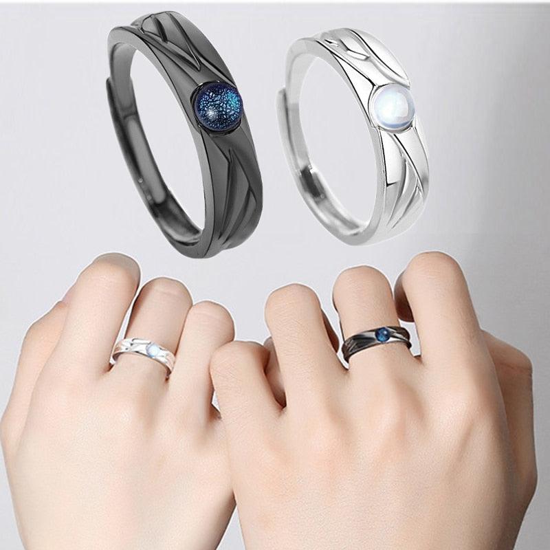 Par de Alianças Dualidade Especificações: Material: Prata 925 esmaltada. Tamanho: Tamanho ajustável, servindo do tamanho 10 ao 25.