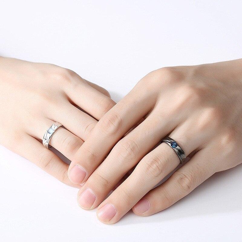 Par de Alianças Dualidade Especificações: Material: Prata 925 esmaltada. Tamanho: Tamanho ajustável, servindo do tamanho 10 ao 25.