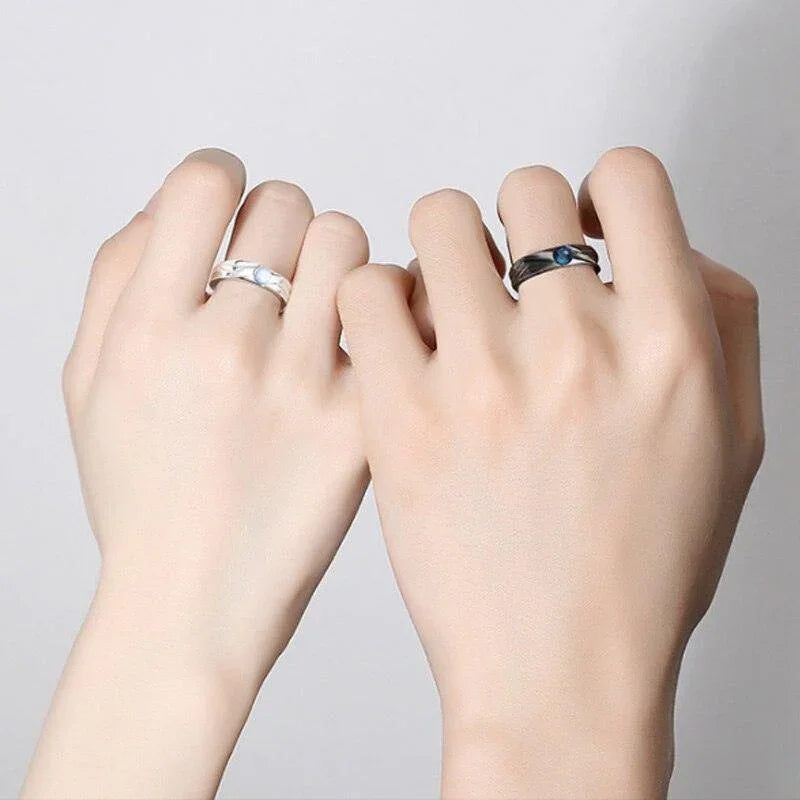 Par de Alianças Dualidade Especificações: Material: Prata 925 esmaltada. Tamanho: Tamanho ajustável, servindo do tamanho 10 ao 25.