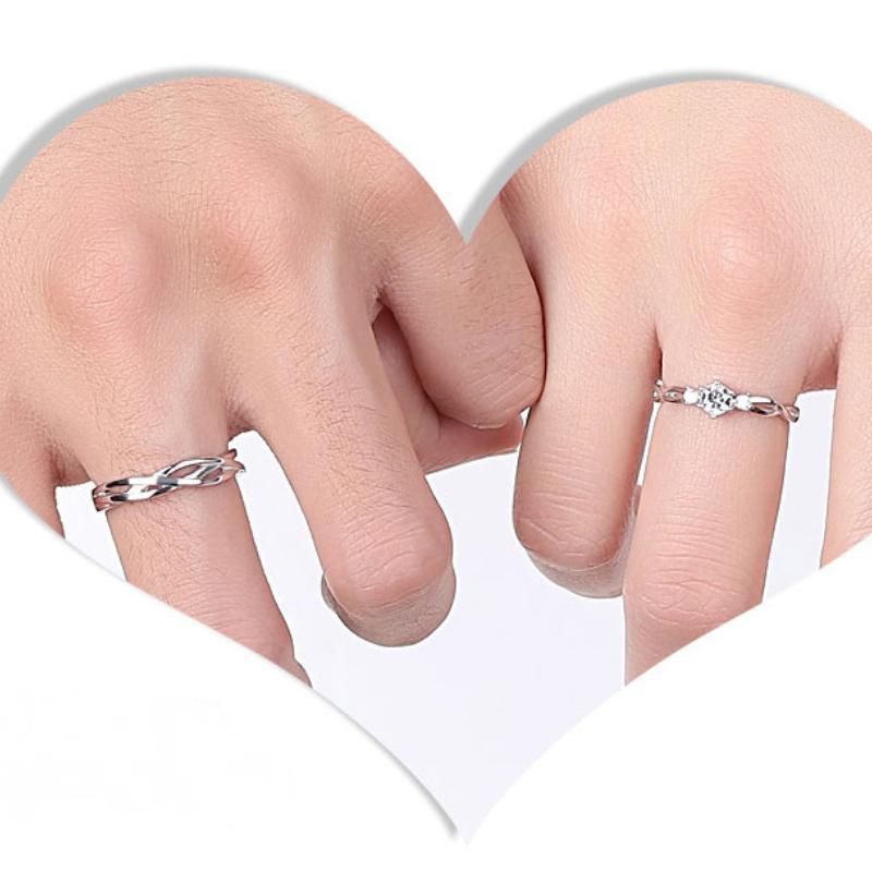 Par de Alianças Entrelaçados Especificações: Material: Prata 925 esmaltada. Tamanho: Tamanho ajustável, servindo do tamanho 10 ao 25. Quantidade: 2 alianças (1 par).