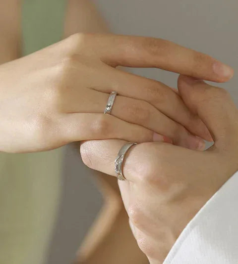 Par de alianças Mar e Montanha Amar é um dom que move montanhas, um significado único. Especificações: Material: Esmaltada em Prata 925.