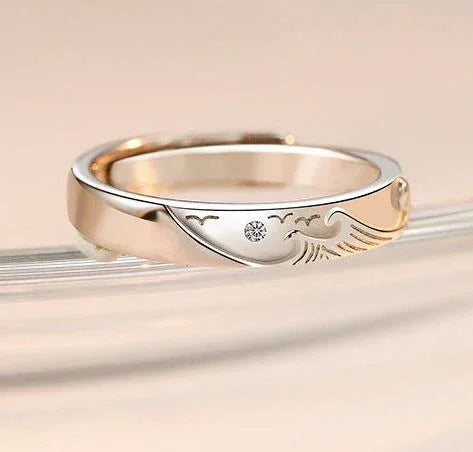 Par de alianças Mar e Montanha Amar é um dom que move montanhas, um significado único. Especificações: Material: Esmaltada em Prata 925.