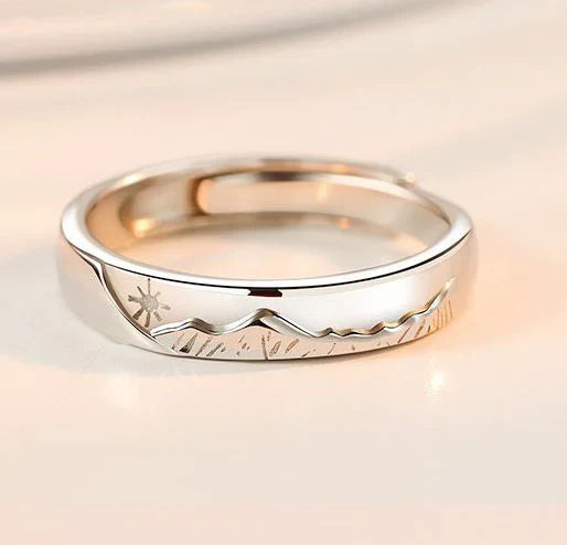 Par de alianças Mar e Montanha Amar é um dom que move montanhas, um significado único. Especificações: Material: Esmaltada em Prata 925.