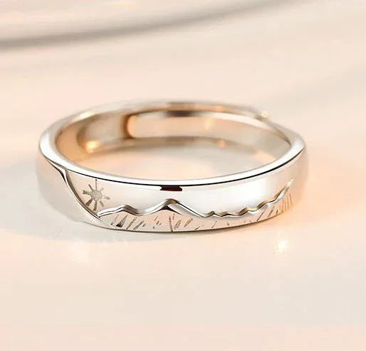 Par de alianças Mar e Montanha Amar é um dom que move montanhas, um significado único. Especificações: Material: Esmaltada em Prata 925.