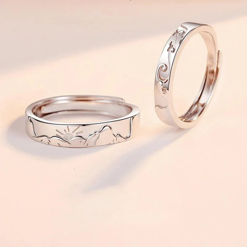Par de alianças Mar e Montanha Amar é um dom que move montanhas, um significado único. Especificações: Material: Esmaltada em Prata 925.