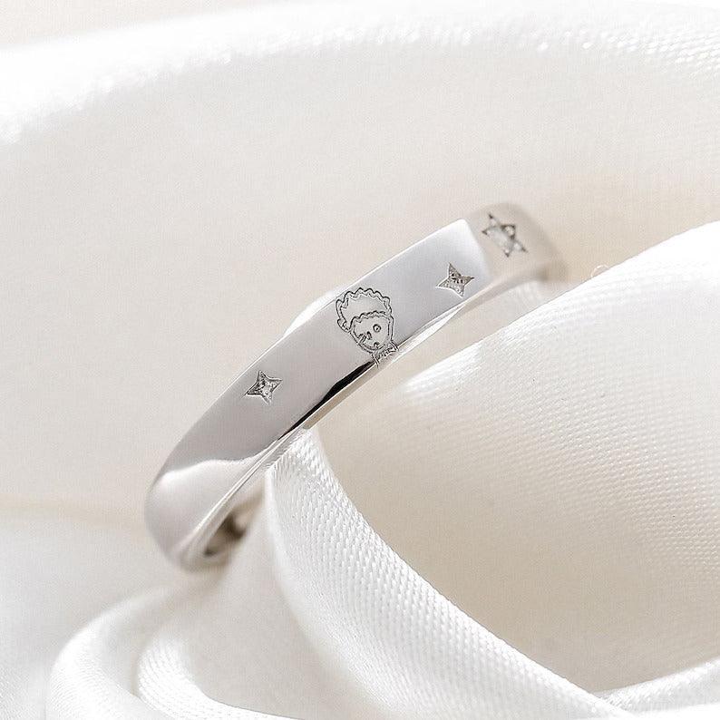 Par de Alianças Pequeno Princípe Premium Especificações: Material: Prata 925. Tamanho: Tamanho ajustável, servindo do tamanho 10 ao 25.