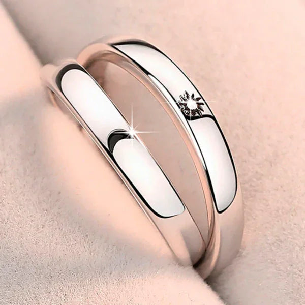 Especificações: Material: Prata 925. Tamanho: Tamanho ajustável, servindo do tamanho 10 ao 25. Quantidade: 2 alianças (1 par).